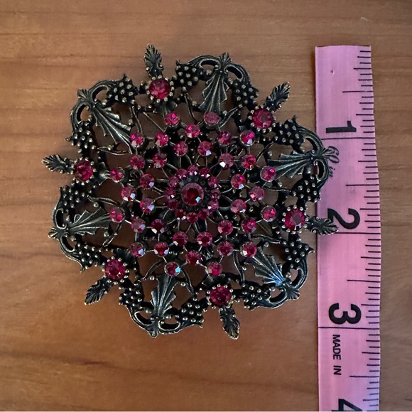 Brooch with red “stones” and matching pierced earrings - Picture 7 of 12